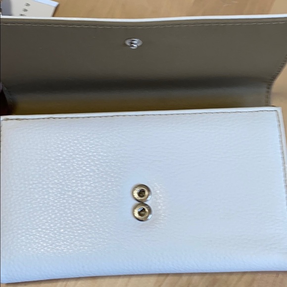 Villager ‘It Wristlet’ - Picture 8 of 10